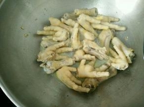 热锅凉油下鸡爪煸炒一下。