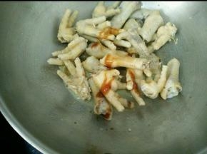 加入适量耗油、生抽和少许白糖，继续翻炒均匀。