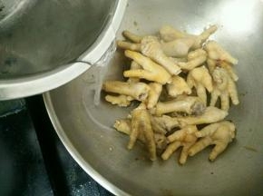 加入开水，到鸡爪一半就可以了。