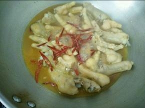 小火煮至咖喱融化后加入干辣椒丝。