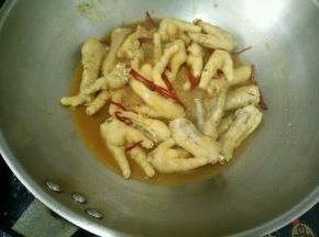 继续焖几分钟，让鸡爪入味即可。