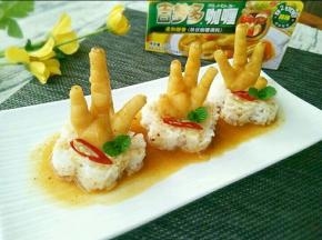 用米饭做成底座，把鸡爪放在上面。