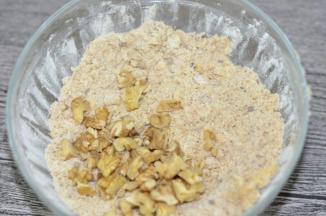 加入核桃仁碎，切拌均匀