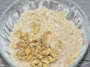 加入核桃仁碎，切拌均匀