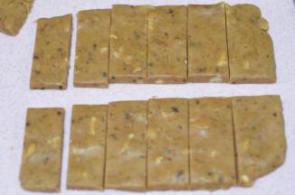 170度预热烤箱
切成宽2cm、长4-5cm的饼胚。