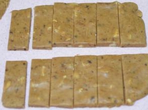 170度预热烤箱
切成宽2cm、长4-5cm的饼胚。