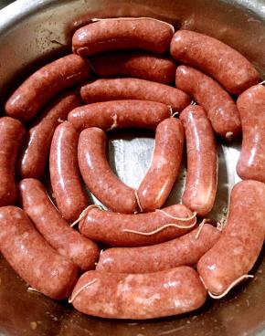 灌好后用棉绳分段扎紧，也可以一边灌一边扎绳子，个人喜欢扎的小小个的不喜欢太长的，如果有空气的话拿牙签戳几个小洞