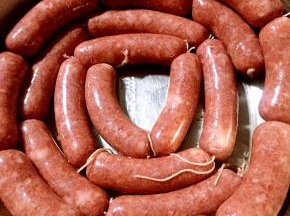 灌好后用棉绳分段扎紧，也可以一边灌一边扎绳子，个人喜欢扎的小小个的不喜欢太长的，如果有空气的话拿牙签戳几个小洞