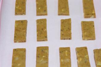 把饼胚有间隔地排放到烤盘上
170度烤17分钟