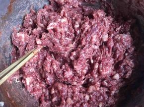 加入淀粉和水，水要一点点的加入用筷子顺着一个方向搅拌，一边搅拌一边加水让水满满的吃进肉里，这样搅拌是为了让肉上筋更有粘性，家里有厨师机和面包机的小伙伴也可以用它们搅拌省力一点哦