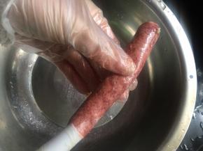 在羊肠的末端打个结，最好打两个节这样管肉的时候就不会把肉挤出来 