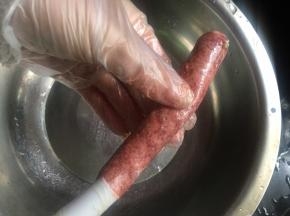 在羊肠的末端打个结，最好打两个节这样管肉的时候就不会把肉挤出来 