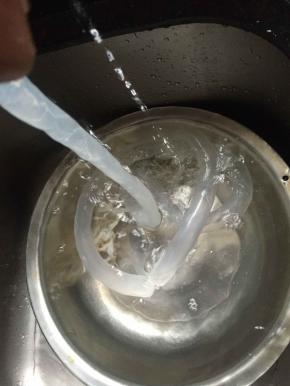 浸泡完的肠衣套在肠衣管上在水龙头下用水冲洗几遍