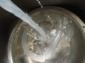 浸泡完的肠衣套在肠衣管上在水龙头下用水冲洗几遍