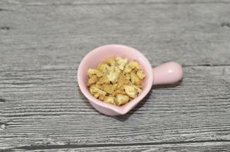 核桃稍微掰碎一下，一个掰四、五块就好。