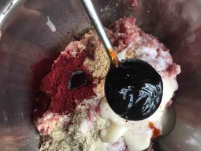 将盐，糖，白胡椒粉，蚝油，姜粉，红曲粉，酒加入肉中搅拌均匀