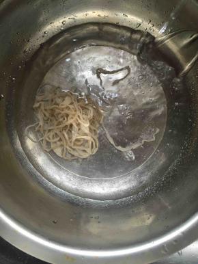 将羊肠拿两根出来放清水里反复清洗，把表面的盐清洗干净后浸泡半个小时