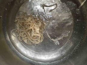 将羊肠拿两根出来放清水里反复清洗，把表面的盐清洗干净后浸泡半个小时