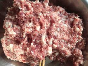 选用500g的带皮前心肉，肥瘦3:7的比例剁成肉末，喜欢肥一点可以多放点肥肉，个人喜欢用手工剁切小块再剁比较方便，量大的话可以放绞肉机不要搅太碎哦