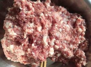 选用500g的带皮前心肉，肥瘦3:7的比例剁成肉末，喜欢肥一点可以多放点肥肉，个人喜欢用手工剁切小块再剁比较方便，量大的话可以放绞肉机不要搅太碎哦