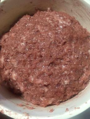 将有粘性的肉盖上保鲜膜放冰箱冷藏半小时以上