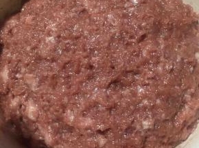 将有粘性的肉盖上保鲜膜放冰箱冷藏半小时以上