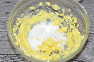 黄油室温软化至轻按有坑，用电动打蛋器低档打至顺滑，加入砂糖，打至均匀混合。
