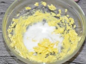 黄油室温软化至轻按有坑，用电动打蛋器低档打至顺滑，加入砂糖，打至均匀混合。