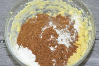 倒入红糖粉，稍微切拌成絮状