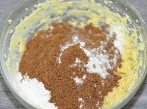 倒入红糖粉，稍微切拌成絮状