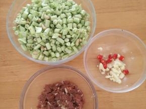 豆角洗干净切成小粒，猪肉切丁加入适量盐、生抽和料酒腌一下。