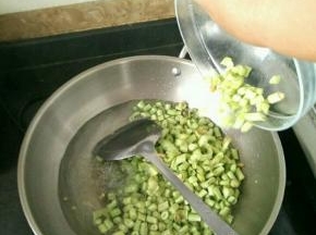 锅里放少许油和盐，烧开后放入豆角焯水。