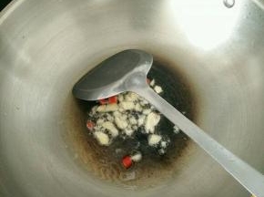 热锅凉油下辣椒和蒜头，煸一下。