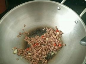 放入猪肉，煸炒。