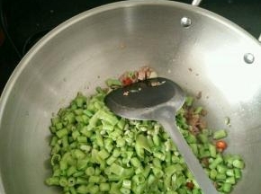 加入豆角，快速翻炒均匀。