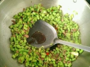 再加入耗油和一点点盐，翻炒一分钟左右出锅。