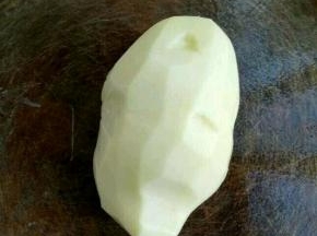 土豆去皮。