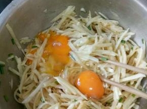 加入两个鸡蛋，再次搅拌均匀。