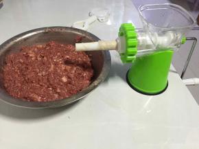 我用的是手摇的罐肠机，套肠衣将肠衣整根套在管子上，在管子上抹点油左右对称套比较方便，也可以把肉罐上稍微摇出来一点润一下肠衣