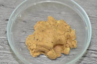 用手抓捏成团。