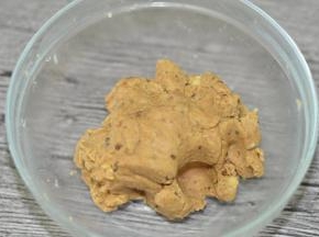 用手抓捏成团。