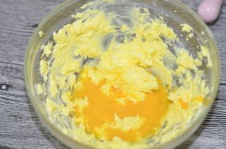 加入鸡蛋液，打至完全融化（无油水分离状）