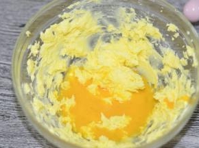加入鸡蛋液，打至完全融化（无油水分离状）