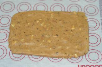 放至案板上，拍成8mm厚的长方形片