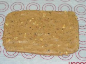 放至案板上，拍成8mm厚的长方形片