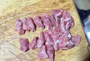 把猪肉洗净沥水，切成大小合适的小条