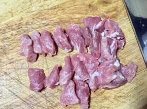 把猪肉洗净沥水，切成大小合适的小条