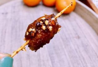 趁热吃或吃冷的都是各有千秋的好吃，做下酒菜和零食都是极好的美食，怎么样来一只上上签呗！入口越嚼越香，越吃越馋！