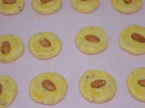 把杏仁按压在饼胚中间
上火170，下火160烤17分钟即可