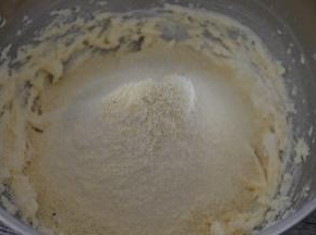 筛入低筋粉粉，倒入杏仁粉